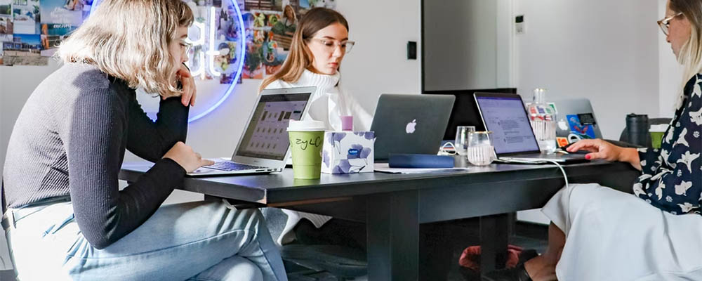 bir reklam ajansında çalışan 3 kadın