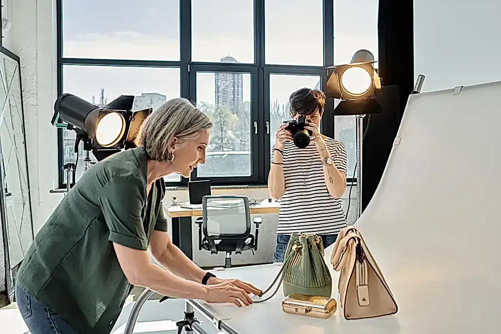 ürün fotoğraf çekimi yapan iki kadın 